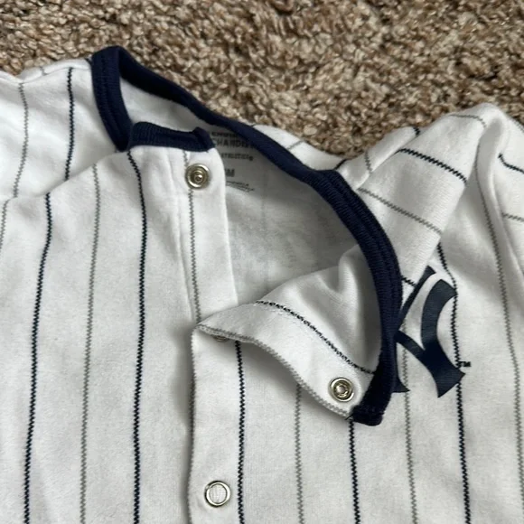 TODDLER NEW YORK YANKEES SNAP ROMPER - Picture 4 of 8